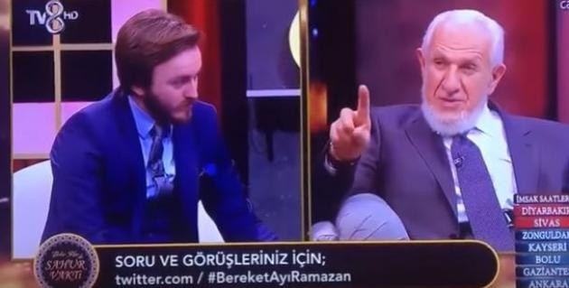 Τούρκος καθηγητής: «Γυναίκες που δεν νηστεύουν θα τρώνε ξύλο ακόμα και… στον δρόμο» (βίντεο)